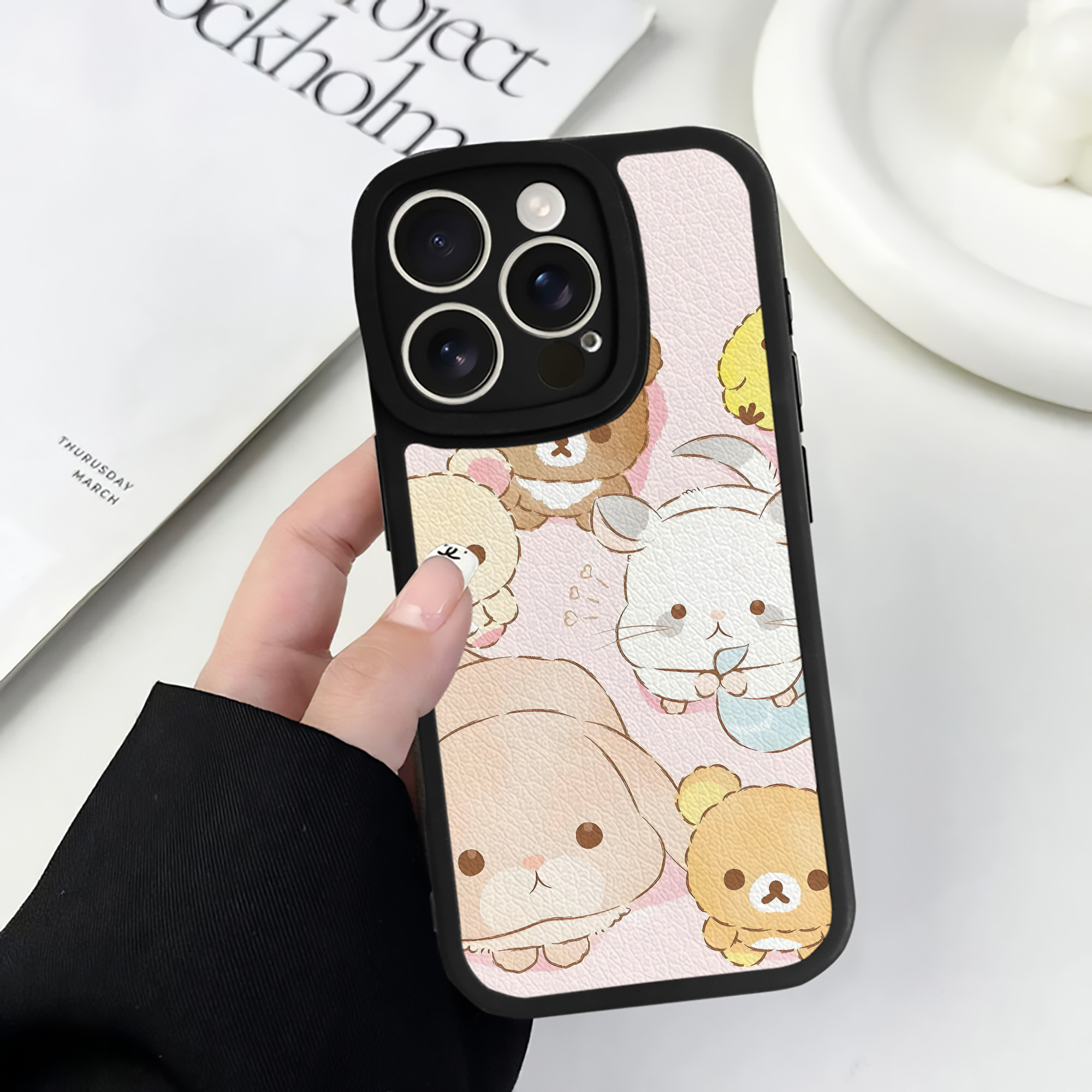 （画像用） リラックマ リラックマ キイロイトリ Rilakkuma Korilakkuma Kiiroitori 【iPhone 16シリーズ対応】シリコンスマホケース（レザー調） 材質：シリコン